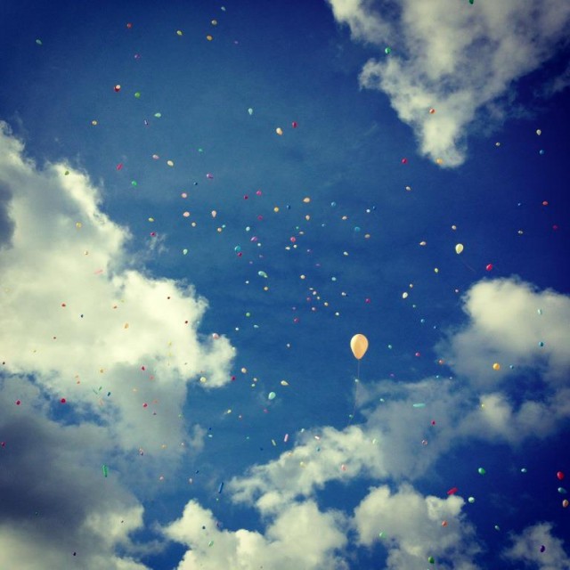 Någonstans där bland 364 andra svävar ballongen jag släppte. Foto: Lina Bernesson, Barncancertrampet