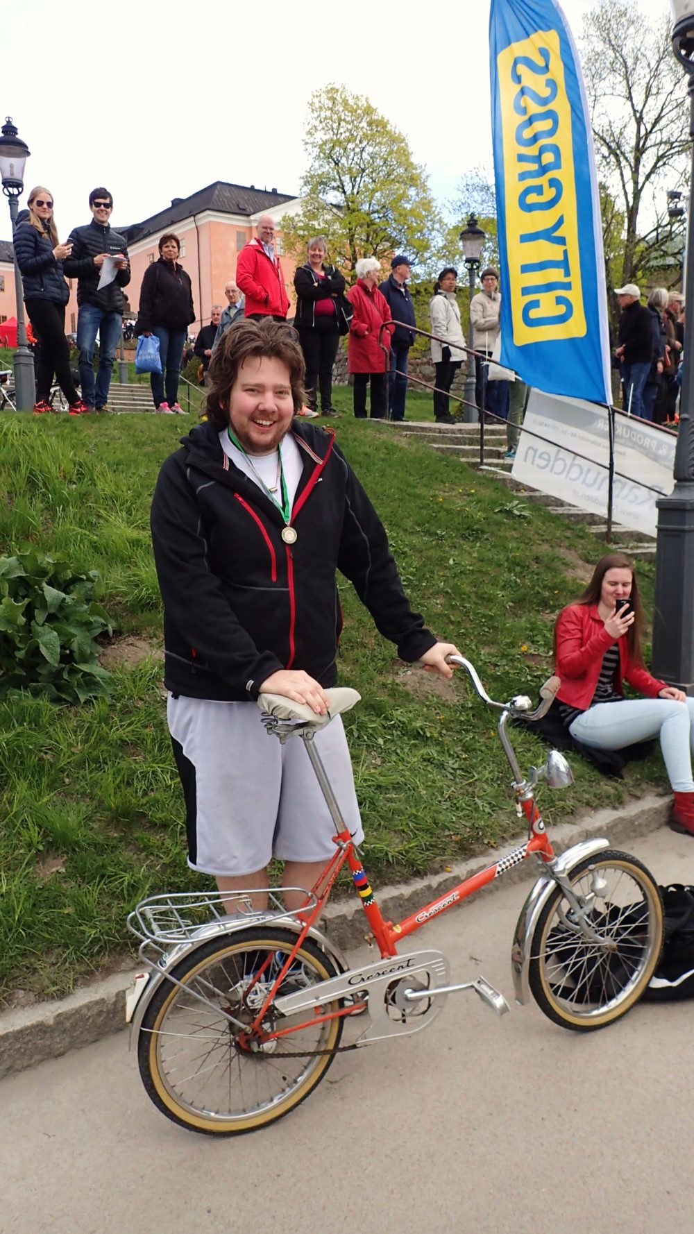 Vissa skilde ut sig i mängden av racercyklar, bland annat den här killen med minicykel som trampade 30 km, liksom en kille som cyklade på enhjuling! 