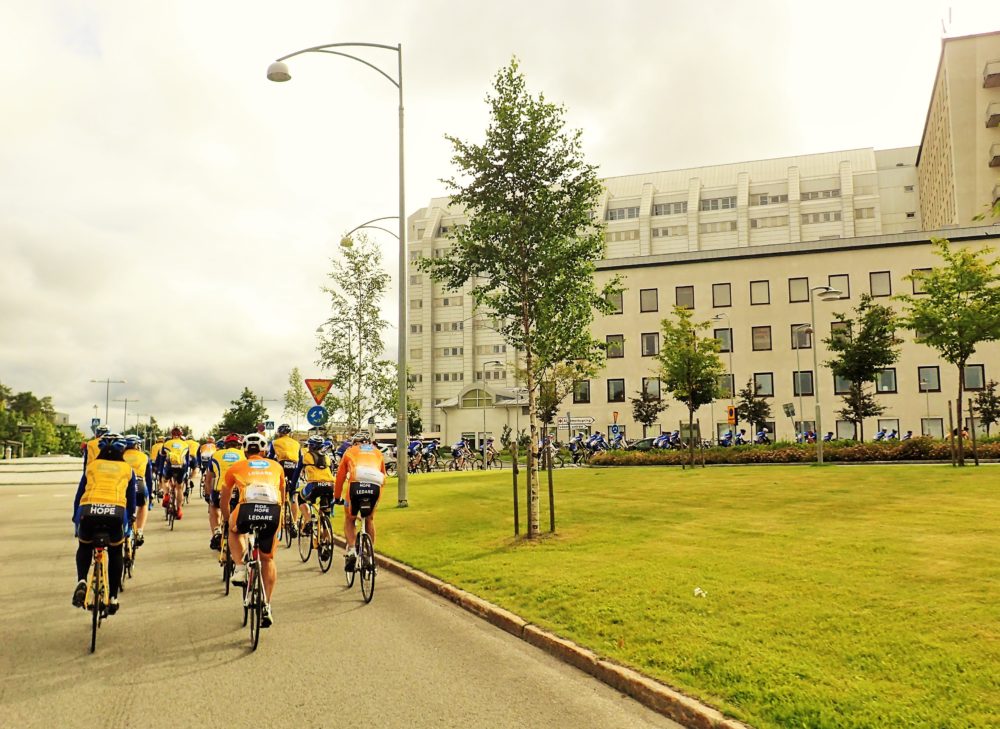 Cyklisterna rullar upp till starten vid Norrlands Universitetssjukhus. 