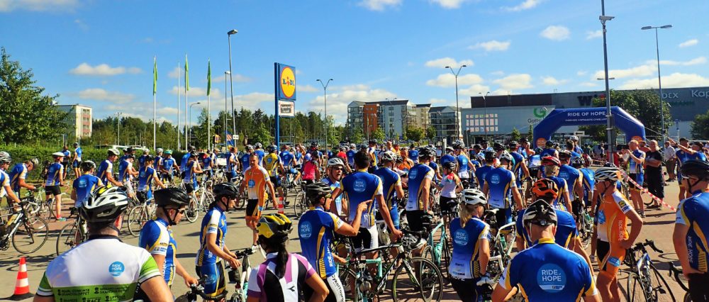 Ett helt hav av cyklister vid starten utanför Lidl i Uppsala. 