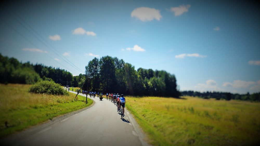 Ett långt pärlband av Ride of Hope-cyklister. 