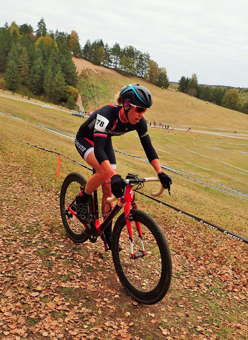 Supercoola triathleten och OS-medaljören Lisa Nordén är också en duktig CX-cyklist! Här kör hon på banan i Sunnersta under tjejernas elitrace. 