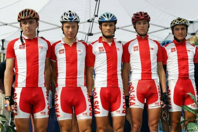 Kläder (på tjejer) i nya färger och mönster väcker debatt, både i tidningar och hos UCI. Killars dräkter som visar mer än de döljer verkar dock vara ok. Här visar Polen stolt upp sina riddare för ett par år sedan.