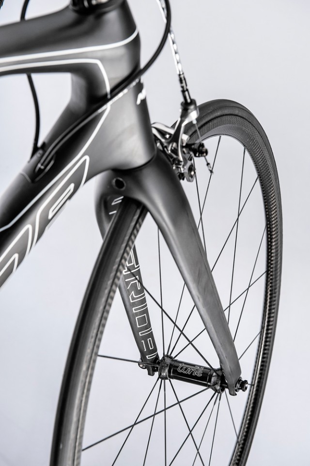 Med en total ramvikt (inkl gaffel) på endast 950 gram är Scultura Superlight världens lättaste serietillverkade cykel.
