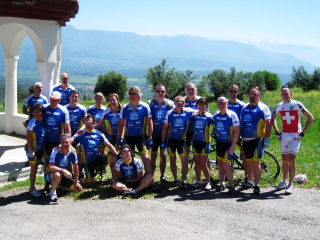 De flesta av de Ride of Hope Europe cyklister som besegrat den tunga backen upp till Monestry of Vulcanos.