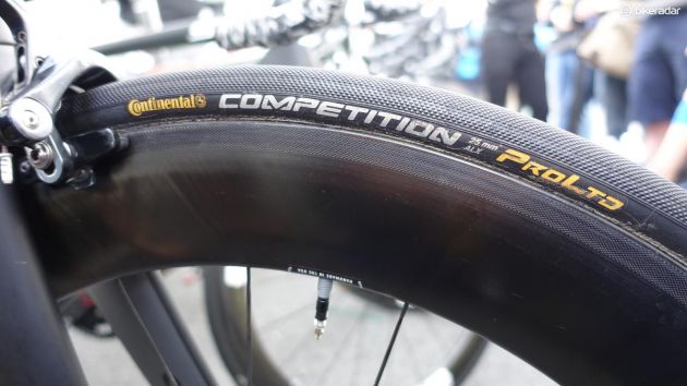 Continentals 25 mm breda Competition Pro LTD är kanske det allra populäraste däcket i klungan. (Foto: Nick Legan/BikeRadar)