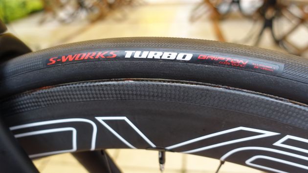 På Roval CLX64-hjulen (som för övrigt kommer på test i Svenska Cycling Plus nummer 7) sitter ett par S-Works Turbo Allround 3-tuber limmade, 26 mm breda. (Foto: Nick Legan/BikeRadar)