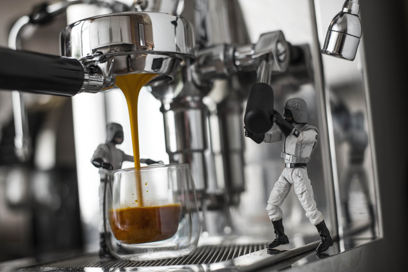 Ibland kan man behöva lite hjälp för att få till en perfekt espresso. Foto: Jesper Andersson