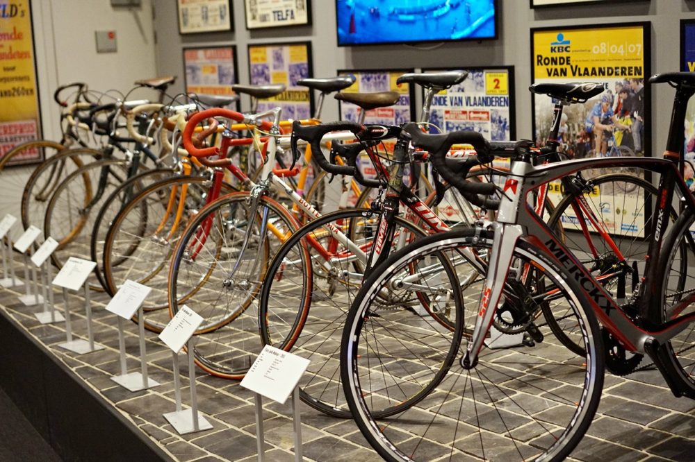 Flandern Runt-centret innehåller ett väldigt fint museum, med mängder av prylar och historier. Här ser vi deltagares cyklar från olika generationer, bland annat Eddy Merckx hoj. 
