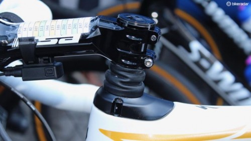Tom Boonen kör i år på nya Specialized Roubaix, med stötdämpning av styret. 