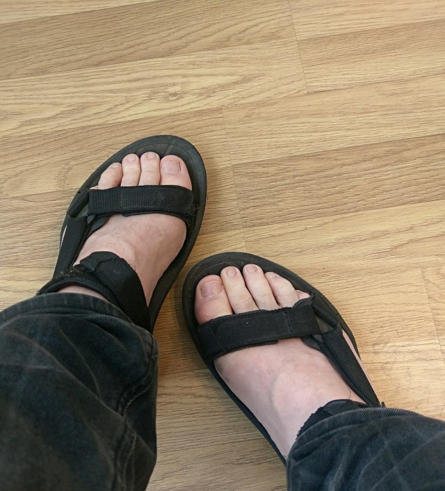 Kallt är det men våren är här och då bär man sandaler!