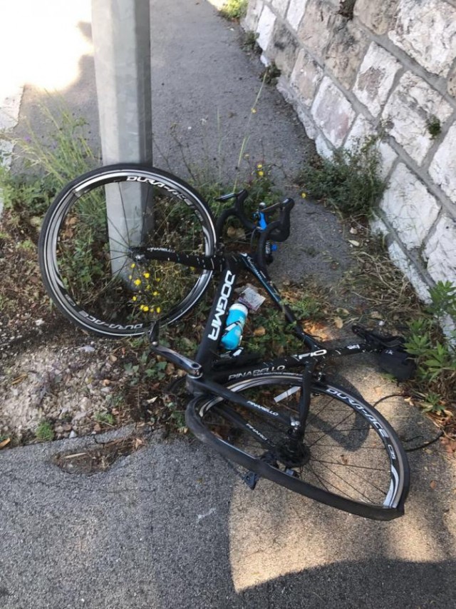 Det som återstår av Froomes cykel efter att en bilist uttryckt sitt missnöje