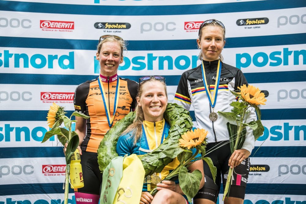 Sara Penton, Stockholms cykelklubb tar sitt första SM-guld i linjelopp. Foto: Niklas Wallner