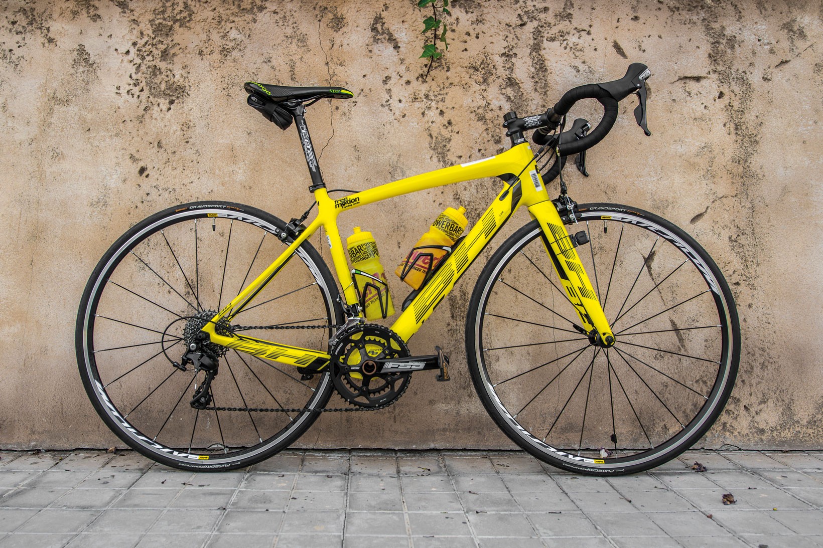 Man skulle kunna tro att det är ledaren i Tour de France som parkerat, gult är inte fult!