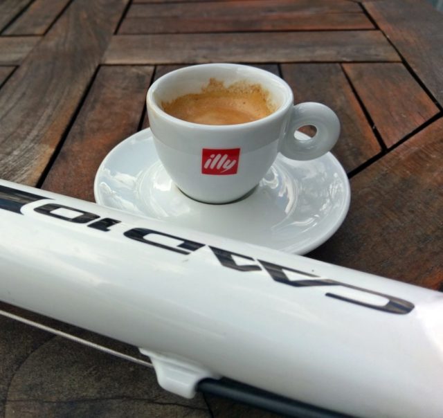 Den obligatoriska inför-cyklings-espresson